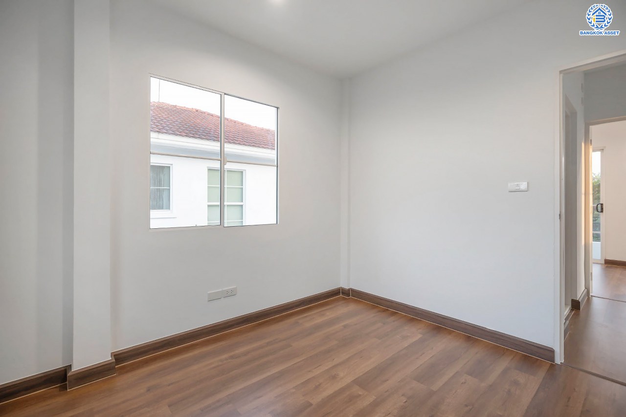 บ้านมือสองตกแต่งใหม่ โครงการ ชลลดา วัดลาดปลาดุก คุณภาพระดับ L&H บนเนื้อที่ 51.3 ตร.ว. ฟังก์ชัน 3 ห้องนอน 2 ห้องน้ำ 1 ที่จอดรถ บนทำเลศักยภาพ เชื่อมต่อหลายเส้นทาง ใกล้รถไฟฟ้าสายสีม่วง "สถานีคลองบางไผ่" และเซ็นทรัลเวสท์เกต...